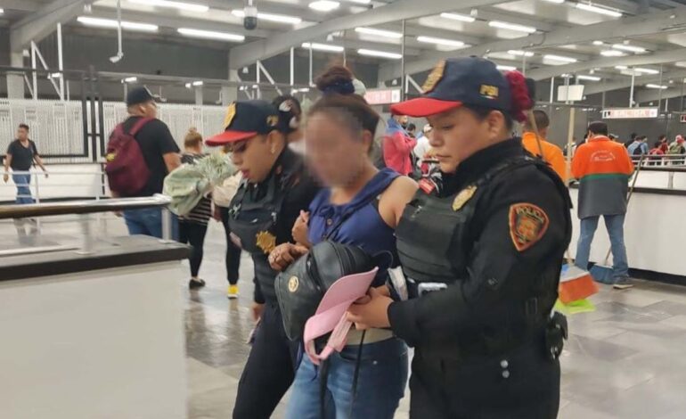 Policía evita que usuaria se arroje a vías del Metro en Pantitlán
