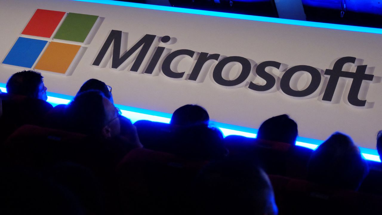 Microsoft invierte 1.500 millones en IA de Emiratos Árabes