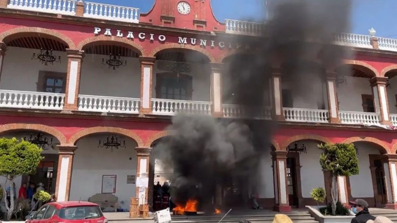 Protestan frente a Palacio Municipal de Otumba por inacción ante incendios forestales
