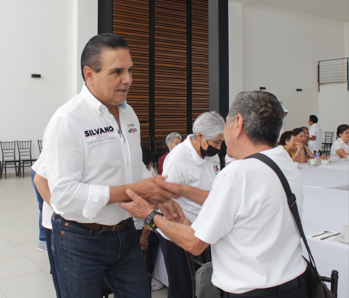 Silvano se reúne con jubilados y pensionados en Zitácuaro