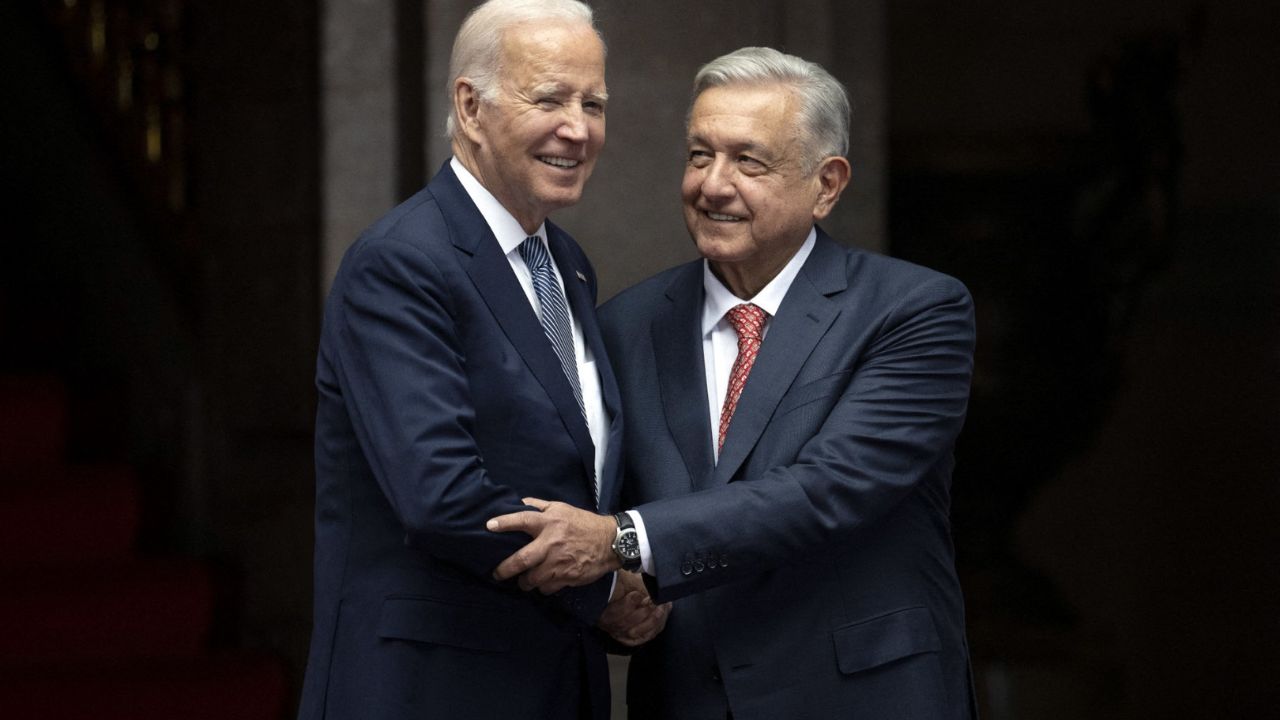 AMLO agradece a Biden condena por asalto a embajada mexicana en Quito