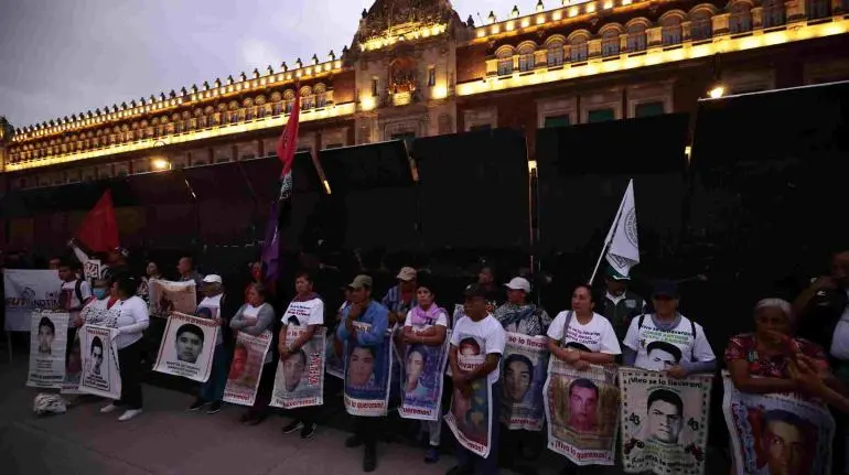 Padres de los 43 de Ayotzinapa instalan plantón; exigen reunión con AMLO