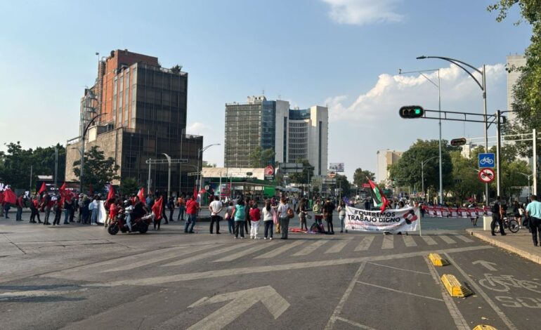 Trabajadores de la CDMX bloquean Paseo de la Reforma y Av. Insurgentes