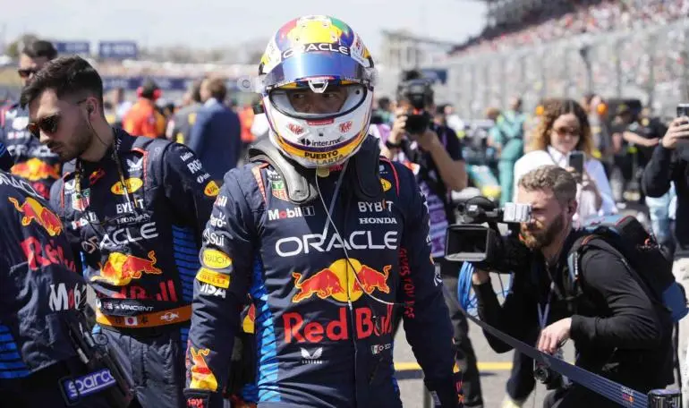 ‘Checo’ Pérez acaba segundo en Japón detrás de Max Verstappen