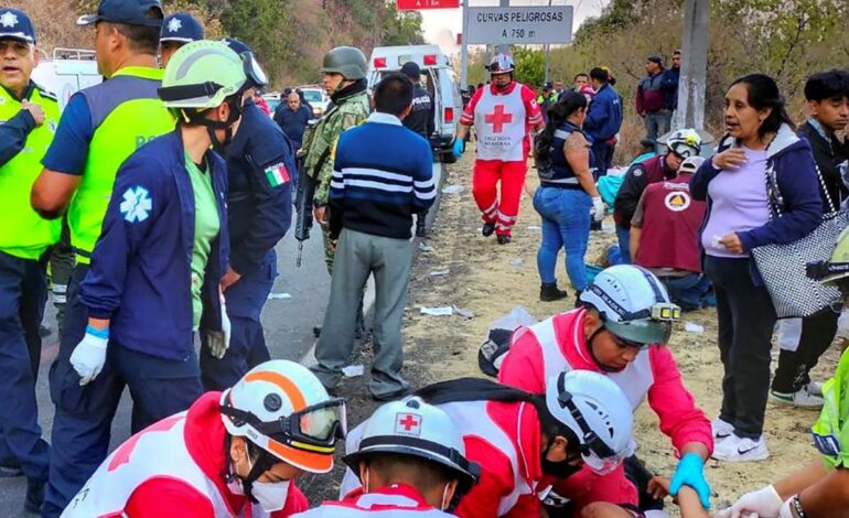 Entregan a familiares los cuerpos de 12 peregrinos tras accidente en Malinalco