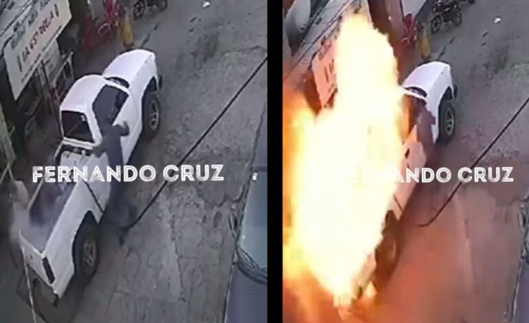 Explota camioneta cuando era abastecida de gas en Ecatepec