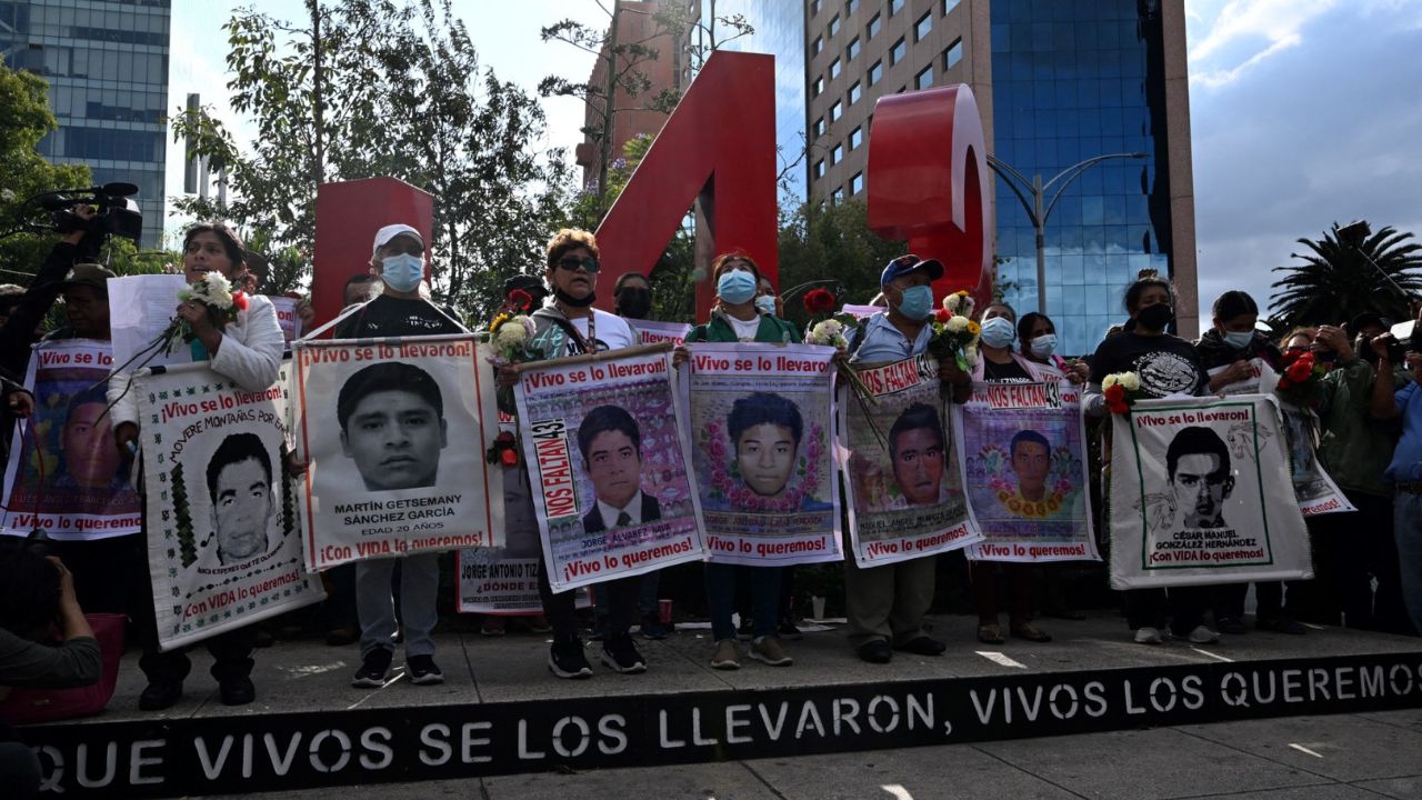 Ante amenaza de boicot a elecciones, AMLO responde a padres de los 43 de Ayotzinapa