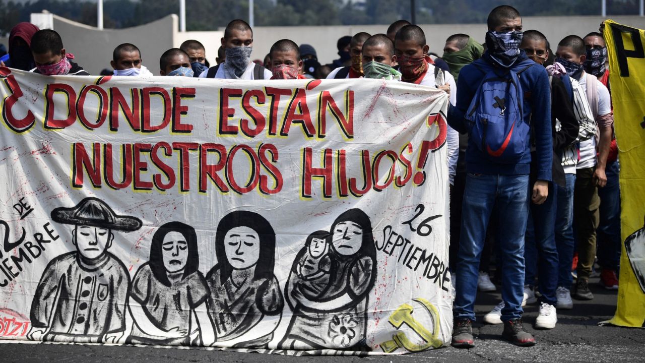 Padres de los 43 de Ayotzinapa convocan a boicot electoral para exigir justicia