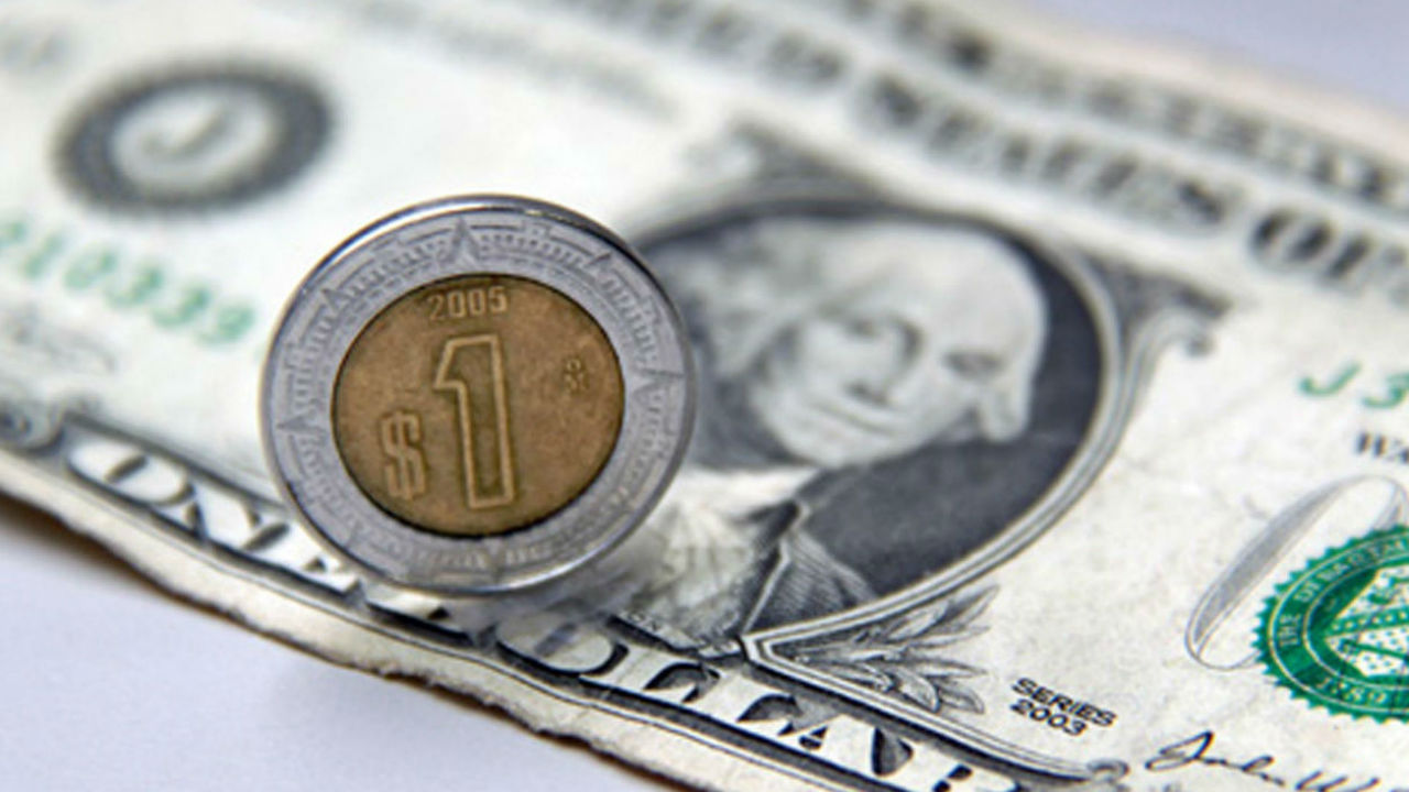 Peso mexicano se fortalece un 1% frente al dólar