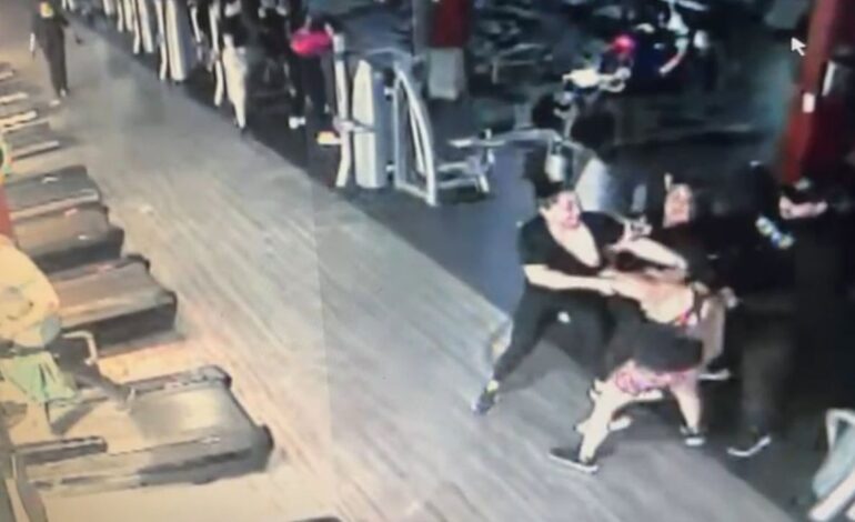 A mordidas, mujer arranca dedo a otra mujer en gimnasio de Monterrey