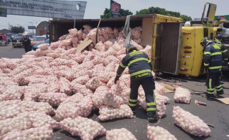 Vuelca camión con 22 toneladas de cebollas en la Central de Abasto