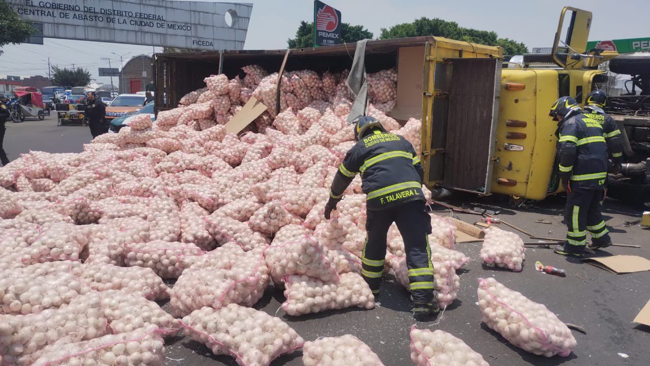 Vuelca camión con 22 toneladas de cebollas en la Central de Abasto