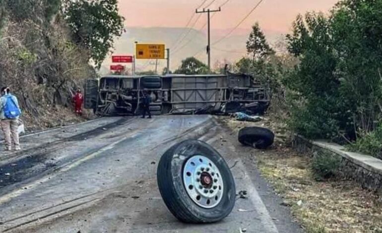 Vuelca camión con peregrinos en carretera de Malinalco; hay al menos 18 muertos