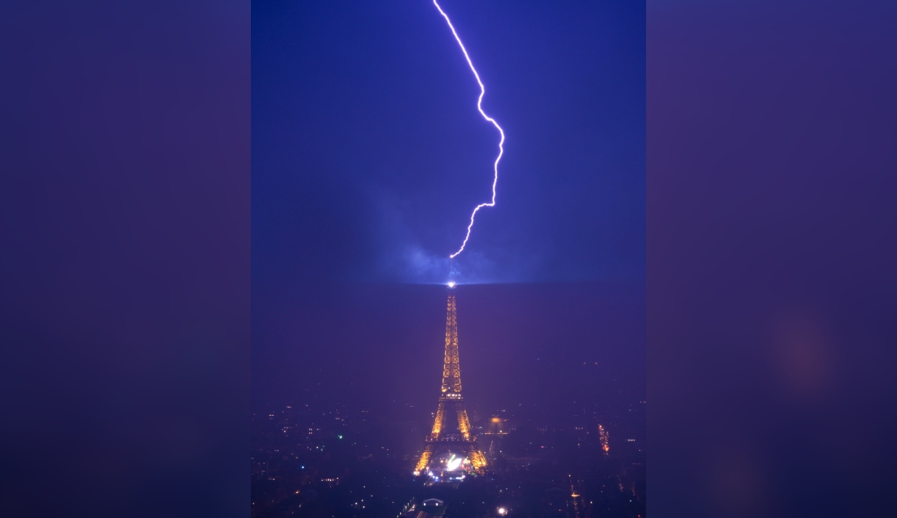 Rayo pega a Torre Eiffel durante tormenta eléctrica en París