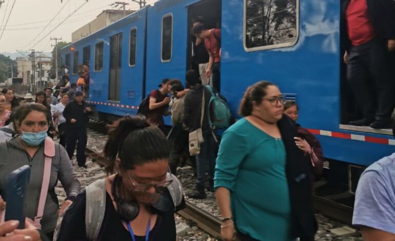 Caos por suspensión temporal del Tren Ligero