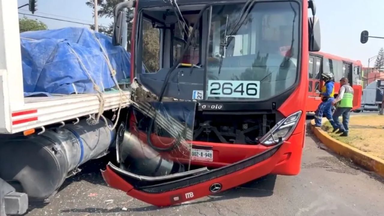 Accidente de Metrobús en avenida Eduardo Molina deja siete heridos