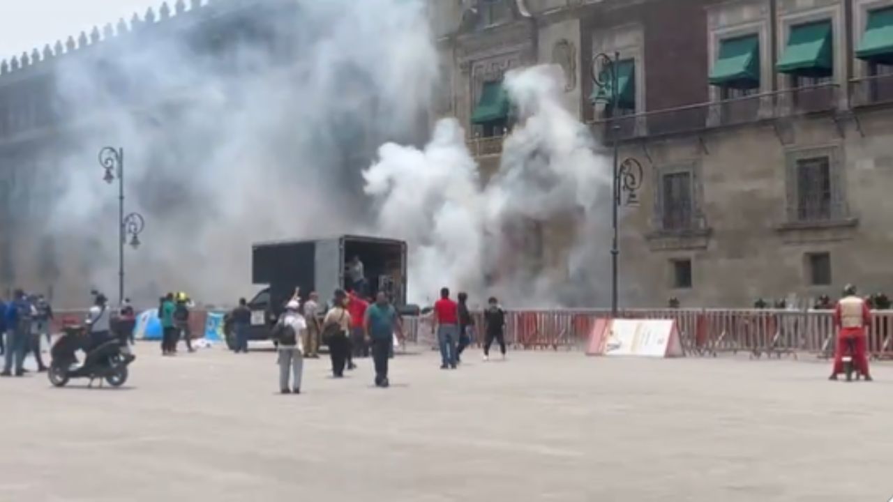 Normalistas lanzan petardos contra Palacio Nacional; varios policías lesionados