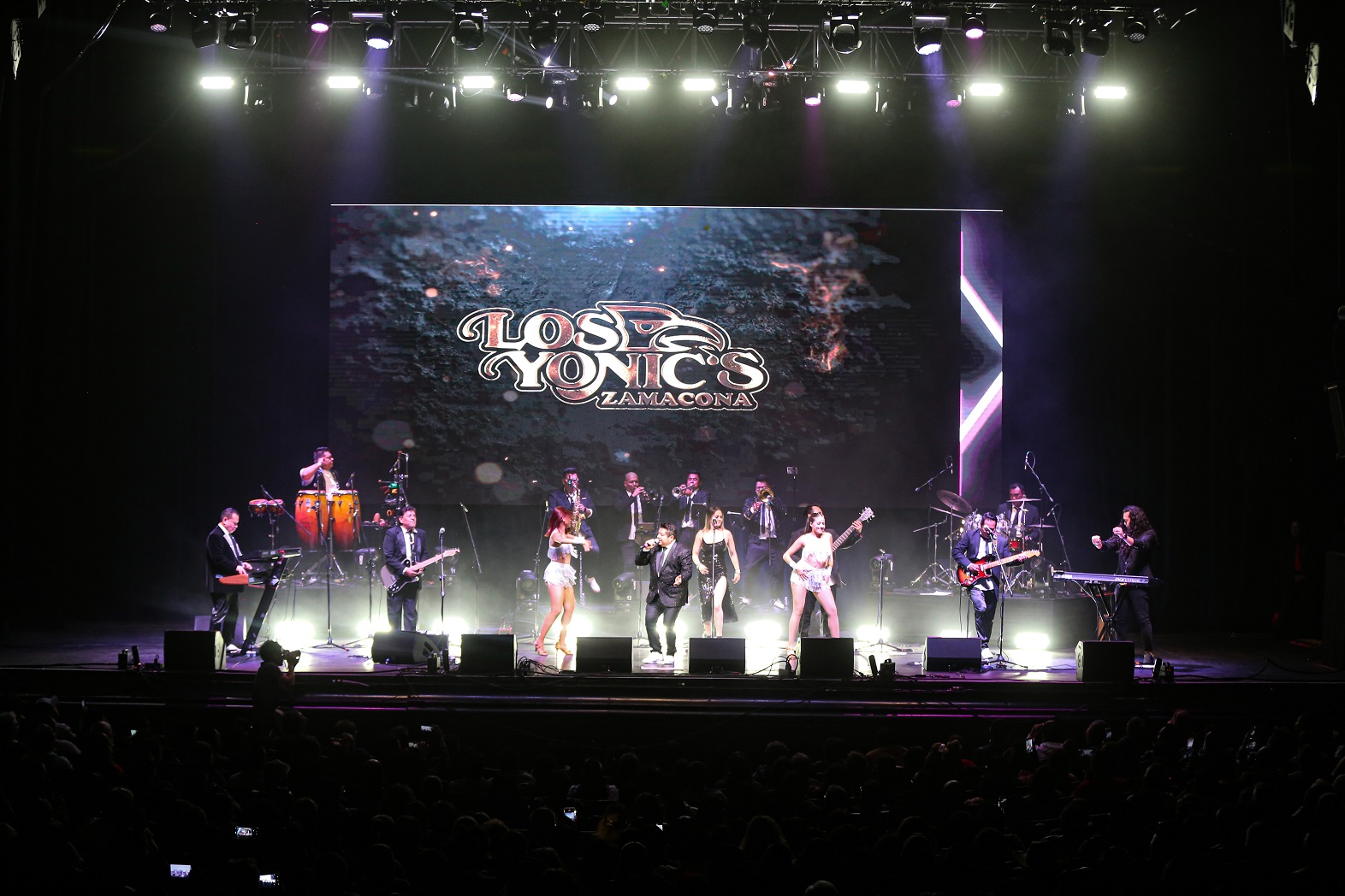 LOS YONICS ofrecieron gran show en el teatro Metropólitan con homenaje a Zamacona