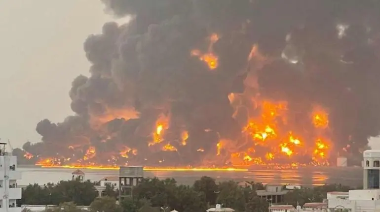Israel bombardea el puerto de Hodeida en respuesta al ataque de hutíes en Tel Aviv